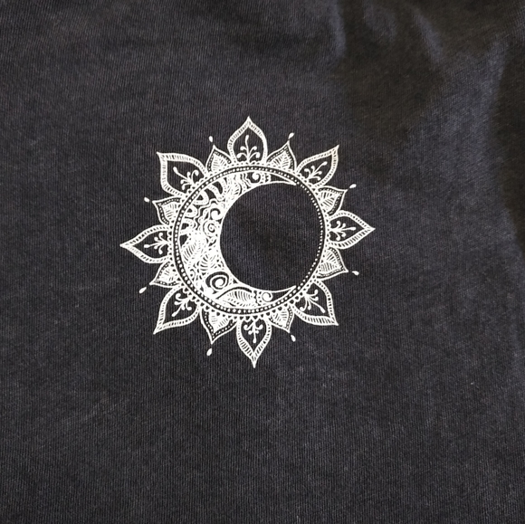 Riot Queen👑 "All You Need Is Love"❤️ Graphic Tee - Picture 4 of 7